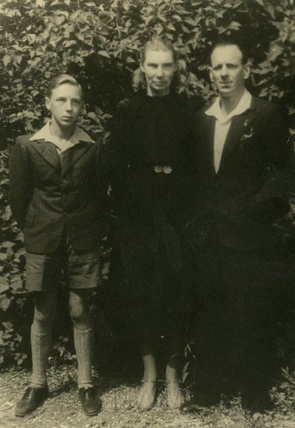 KKE 4795.jpg - Fot. Ku pamięci (26 VIII 1947 r.). Od lewej: pierwszy Wilhelm Kronfeld z rodzicami Jadwiga Kronfeld (z domu Borejko) i Piotr Kronfeld - kuzynostwo Marii Jolanty Mierzejewskiej (z domu Jarzynowska), Góra śląska, VI 1947 r.